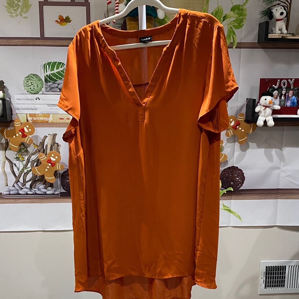 Torrid V-Neck Orange Tunic Top size 2. Ptp is 26 has a few spots on front.